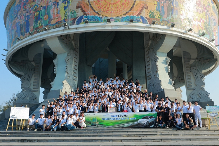 100 xe VF e34 lập kỷ lục “Đoàn caravan xe điện nhiều nhất Việt Nam” 100 xe VF e34 lập kỷ lục “Đoàn caravan xe điện nhiều nhất Việt Nam”