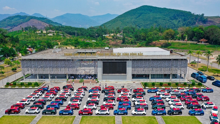 100 xe VF e34 lập kỷ lục “Đoàn caravan xe điện nhiều nhất Việt Nam” 100 xe VF e34 lập kỷ lục “Đoàn caravan xe điện nhiều nhất Việt Nam”