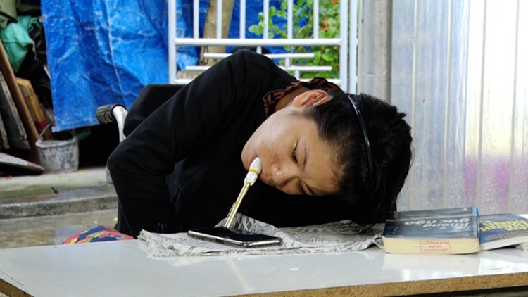 Cô gái mắc bệnh bại não bẩm sinh và thư viện miễn phí mang tên “Niềm tin”