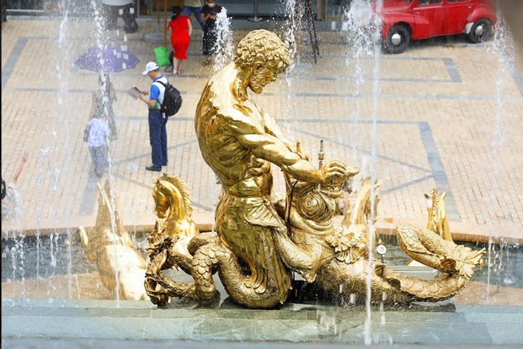 Thác Mặt trời – tuyệt phẩm mới tại Bà Nà Hills tiếp tục “mang thế giới đến Việt Nam” Thác Mặt trời – tuyệt phẩm mới tại Bà Nà Hills tiếp tục “mang thế giới đến Việt Nam”