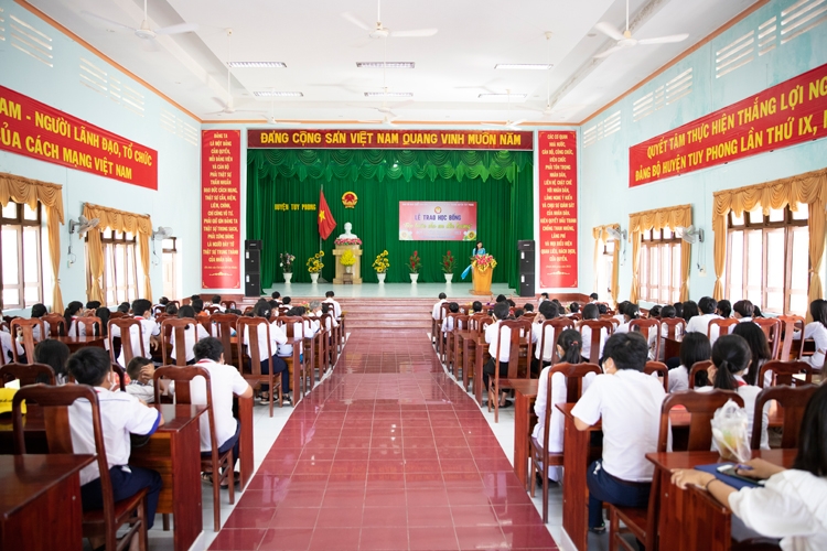 Nhiệt điện Vĩnh Tân 4: Tiếp bước cho em đến trường Nhiệt điện Vĩnh Tân 4: Tiếp bước cho em đến trường