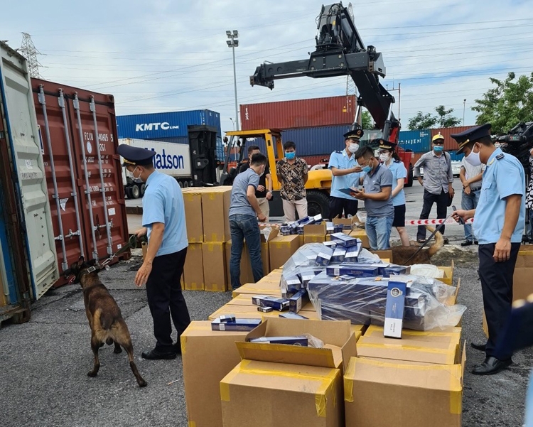 Các "chiêu trò" vận chuyển thuốc lá lậu Các "chiêu trò" vận chuyển thuốc lá lậu