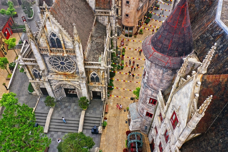 Kiệt tác mới được gia tộc điêu khắc Frilli tạo tác trên đỉnh Bà Nà hoành tráng đến cỡ nào? Kiệt tác mới được gia tộc điêu khắc Frilli tạo tác trên đỉnh Bà Nà hoành tráng đến cỡ nào?