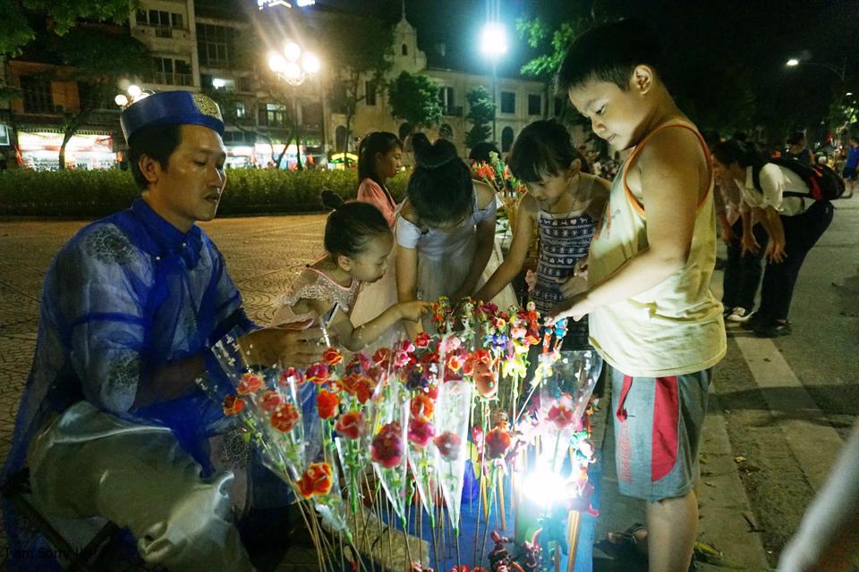 Giới thiệu đồ chơi tò he truyền thống trên phố đi bộ Hoàn Kiếm