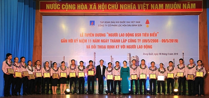 Lọc hóa dầu Bình Sơn tuyên dương người lao động tiêu biểu và đối thoại định kỳ loc hoa dau binh son tuyen duong nguoi lao dong tieu bieu va doi thoai dinh ky