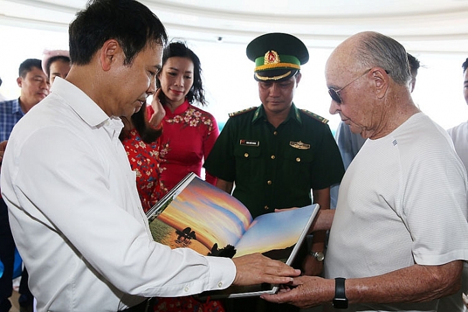 chiem nguong sieu du thuyen 150 trieu do long lay giua vinh ha long