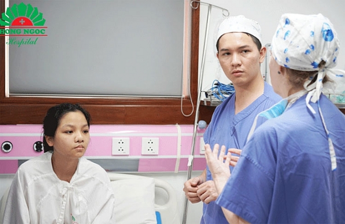 nguoi han gan nhung vet thuong cho benh nhan di tat