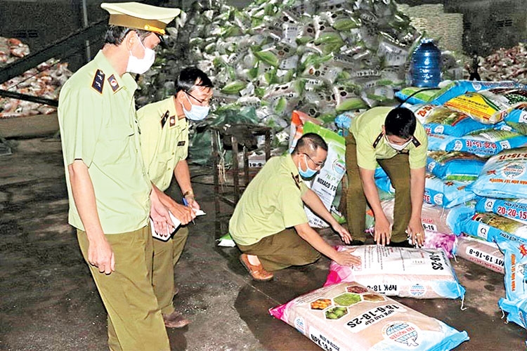 Bát nháo phân bón giả, kém chất lượng Bát nháo phân bón giả, kém chất lượng