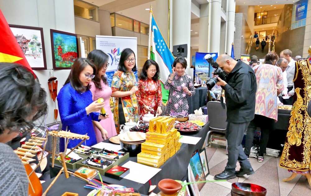 Tham tán thương mại: Cầu nối đưa hàng Việt ra thế giới Tham tán thương mại: Cầu nối đưa hàng Việt ra thế giới