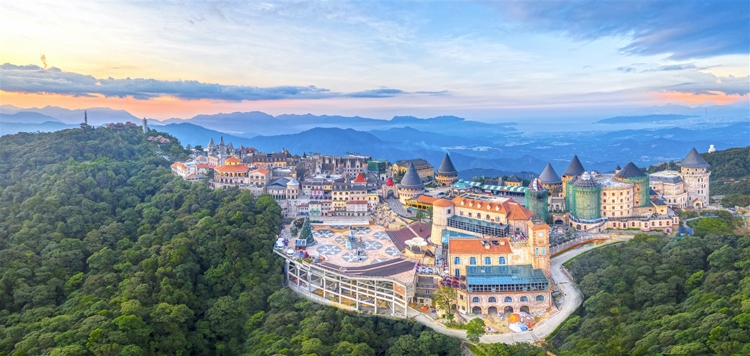 Sun World Ba Na Hills hóa xứ sở của những người khổng lồ Sun World Ba Na Hills hóa xứ sở của những người khổng lồ