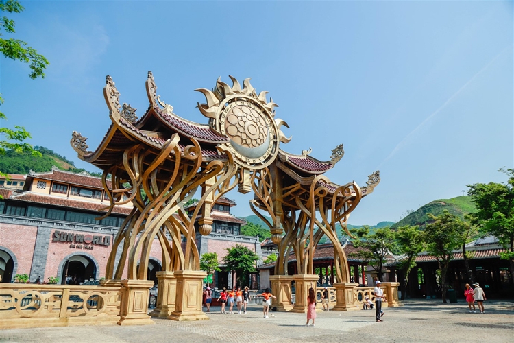 Sun World Ba Na Hills hóa xứ sở của những người khổng lồ Sun World Ba Na Hills hóa xứ sở của những người khổng lồ