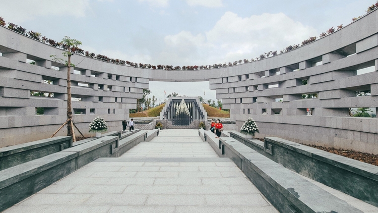 Chủ tịch nước Nguyễn Xuân Phúc dự khánh thành Đền thờ liệt sỹ tại chiến trường Điện Biên Phủ Chủ tịch nước Nguyễn Xuân Phúc dự khánh thành Đền thờ liệt sỹ tại chiến trường Điện Biên Phủ