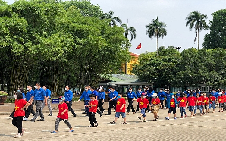 Người dân cả nước về Lăng kỷ niệm ngày sinh nhật Bác Người dân cả nước về Lăng kỷ niệm ngày sinh nhật Bác