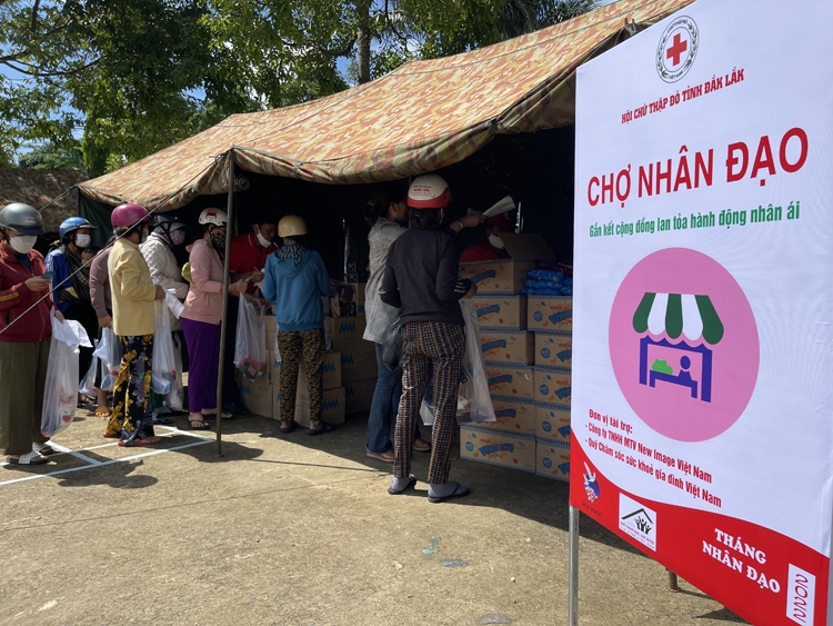 Quỹ Chăm sóc sức khỏe gia đình Việt Nam tiếp tục đồng hành cùng Tháng nhân đạo quốc gia tại Đắk Lắk Quỹ Chăm sóc sức khỏe gia đình Việt Nam tiếp tục đồng hành cùng Tháng nhân đạo quốc gia tại Đắk Lắk