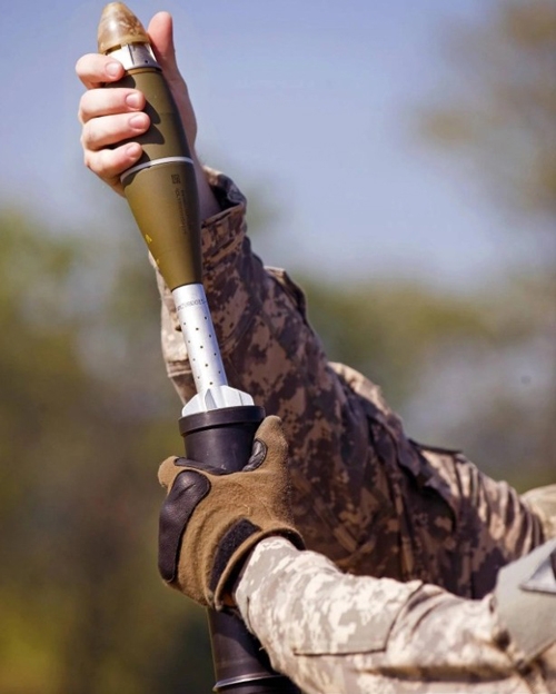 Máy bay không người lái gắn thiết bị thả mìn hình chiếc trống Máy bay không người lái gắn thiết bị thả mìn hình chiếc trống