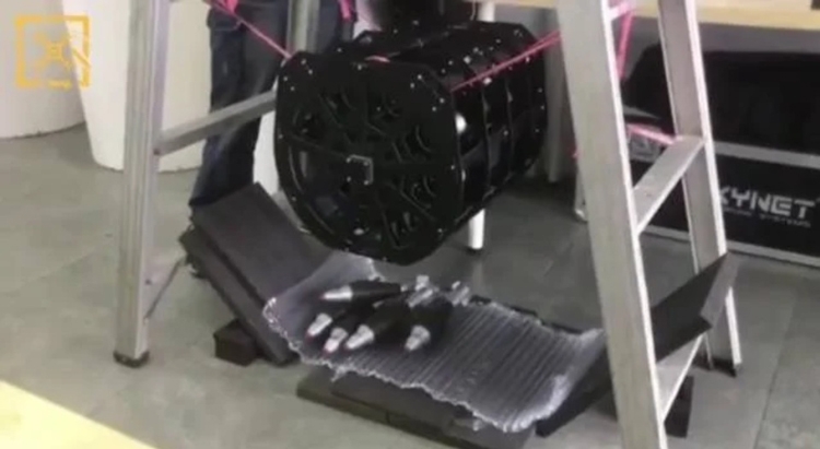 Máy bay không người lái gắn thiết bị thả mìn hình chiếc trống Máy bay không người lái gắn thiết bị thả mìn hình chiếc trống