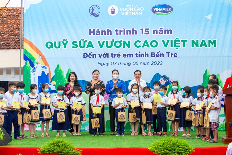 Quỹ sữa Vươn cao Việt Nam và Vinamilk trao tặng 1,9 triệu ly sữa cho 21.000 trẻ em trong năm 2022 Quỹ sữa Vươn cao Việt Nam và Vinamilk trao tặng 1,9 triệu ly sữa cho 21.000 trẻ em trong năm 2022