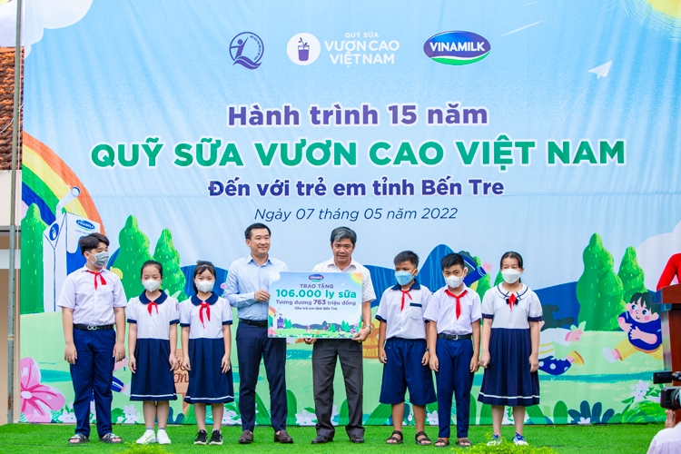 Quỹ sữa Vươn cao Việt Nam và Vinamilk trao tặng 1,9 triệu ly sữa cho 21.000 trẻ em trong năm 2022 Quỹ sữa Vươn cao Việt Nam và Vinamilk trao tặng 1,9 triệu ly sữa cho 21.000 trẻ em trong năm 2022