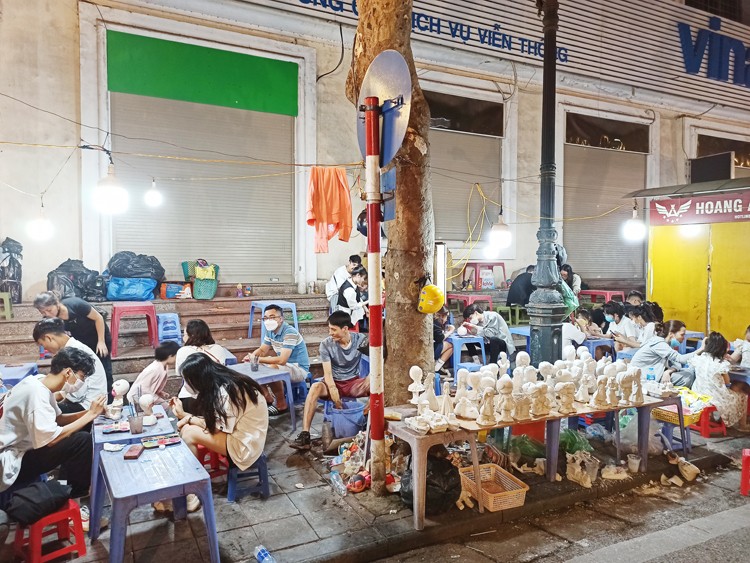 Hàng quán xung quanh phố đi bộ Hồ Gươm nhộn nhịp vào cuối tuần Hàng quán xung quanh phố đi bộ Hồ Gươm nhộn nhịp vào cuối tuần