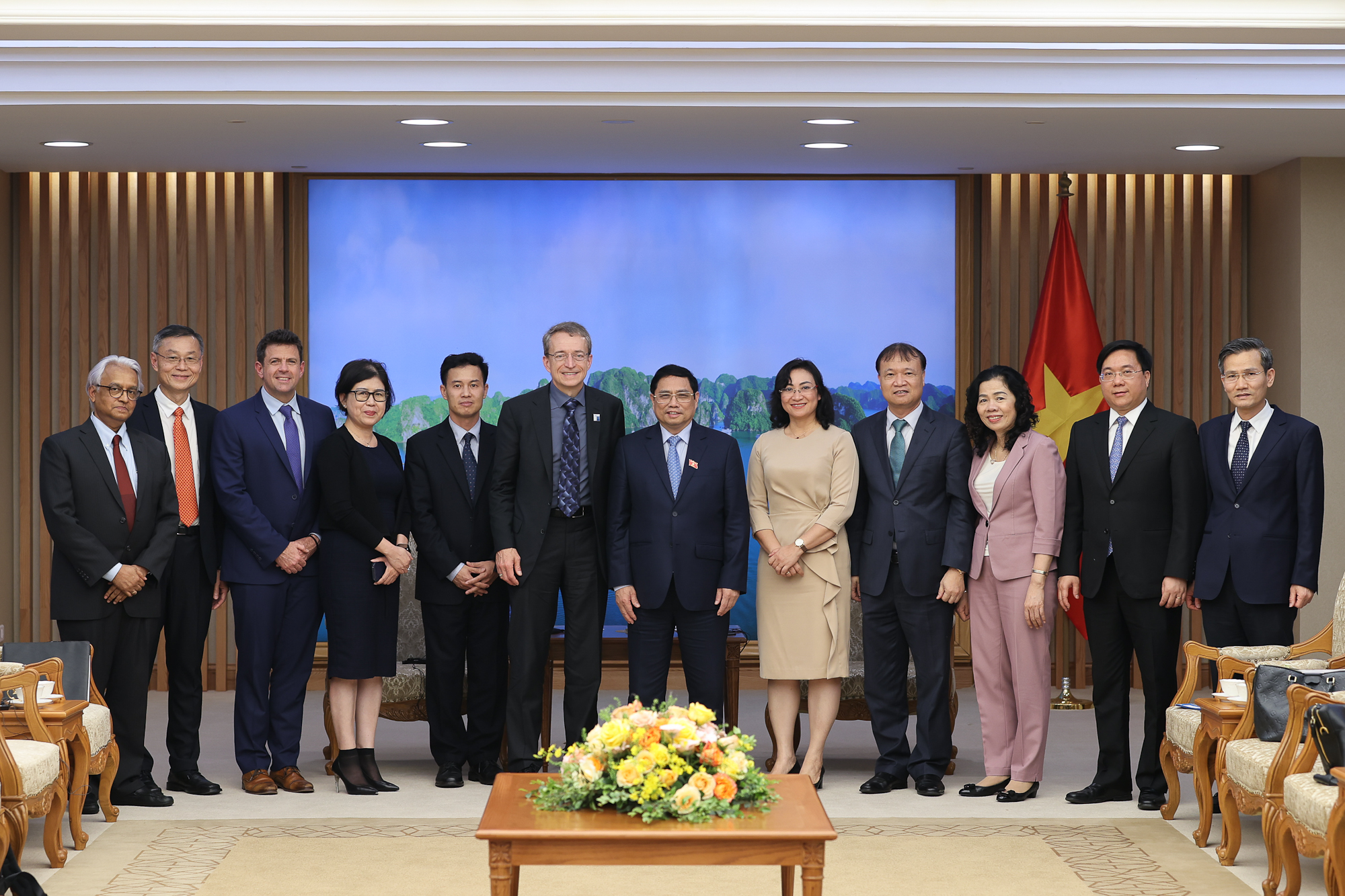 Giám đốc Intel: Chính phủ đã làm rất tốt trong đại dịch và Intel sẽ mở rộng đầu tư tại Việt Nam - Ảnh 3. Giám đốc Intel: Chính phủ đã làm rất tốt trong đại dịch và Intel sẽ mở rộng đầu tư tại Việt Nam - Ảnh 3.