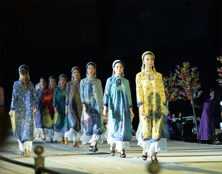 dac sac le hoi ao dai danh thang viet nam