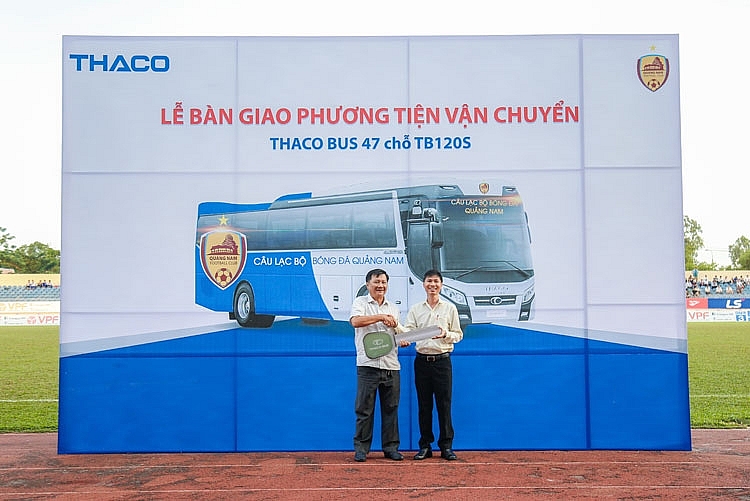THACO tặng câu lạc bộ bóng đá tỉnh Quảng Nam xe bus 47 chỗ thaco tang cau lac bo bong da tinh quang nam xe bus 47 cho