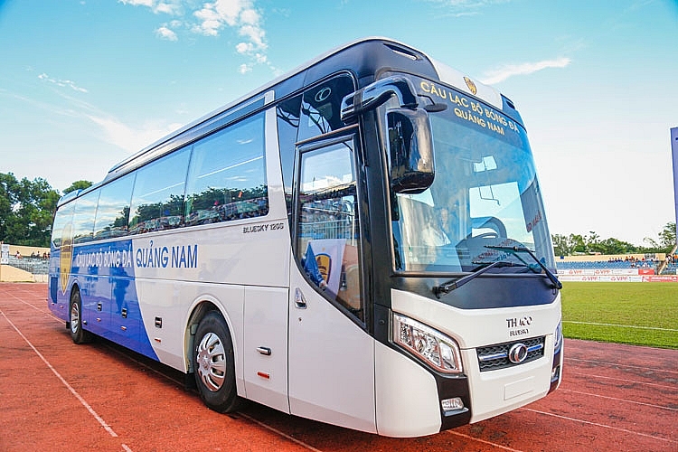 THACO tặng câu lạc bộ bóng đá tỉnh Quảng Nam xe bus 47 chỗ thaco tang cau lac bo bong da tinh quang nam xe bus 47 cho