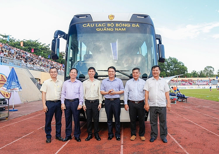 THACO tặng câu lạc bộ bóng đá tỉnh Quảng Nam xe bus 47 chỗ thaco tang cau lac bo bong da tinh quang nam xe bus 47 cho