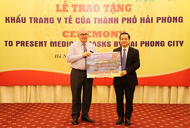 tp hai phong trao tang 1 trieu chiec khau trang y te cho mot so nuoc tren the gioi