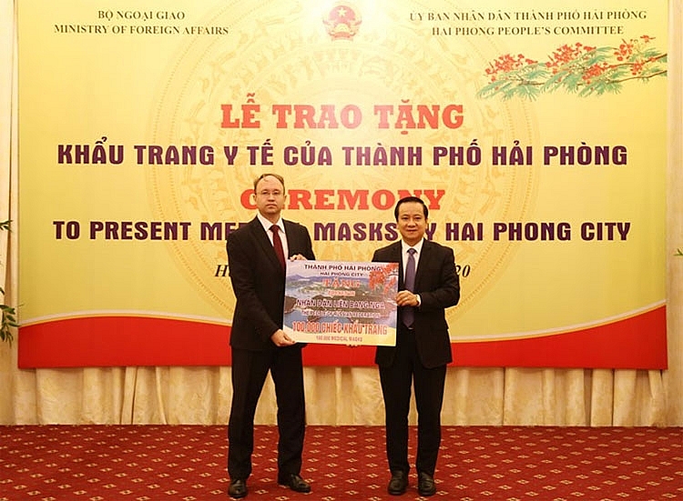 tp hai phong trao tang 1 trieu chiec khau trang y te cho mot so nuoc tren the gioi
