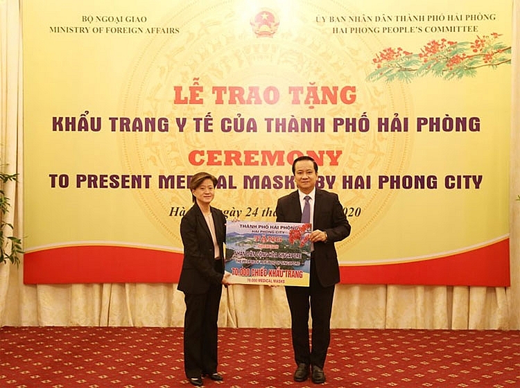 tp hai phong trao tang 1 trieu chiec khau trang y te cho mot so nuoc tren the gioi