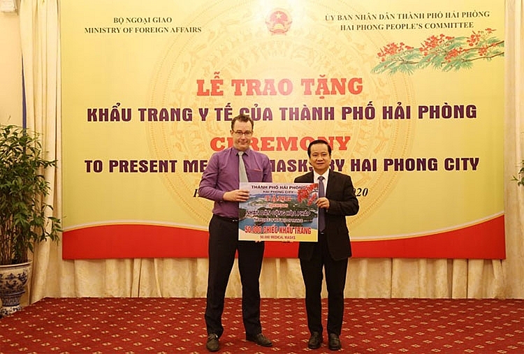 tp hai phong trao tang 1 trieu chiec khau trang y te cho mot so nuoc tren the gioi