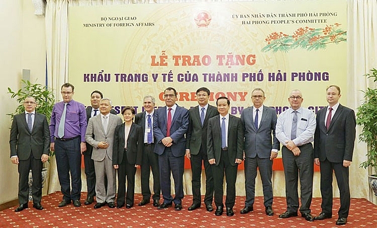 tp hai phong trao tang 1 trieu chiec khau trang y te cho mot so nuoc tren the gioi