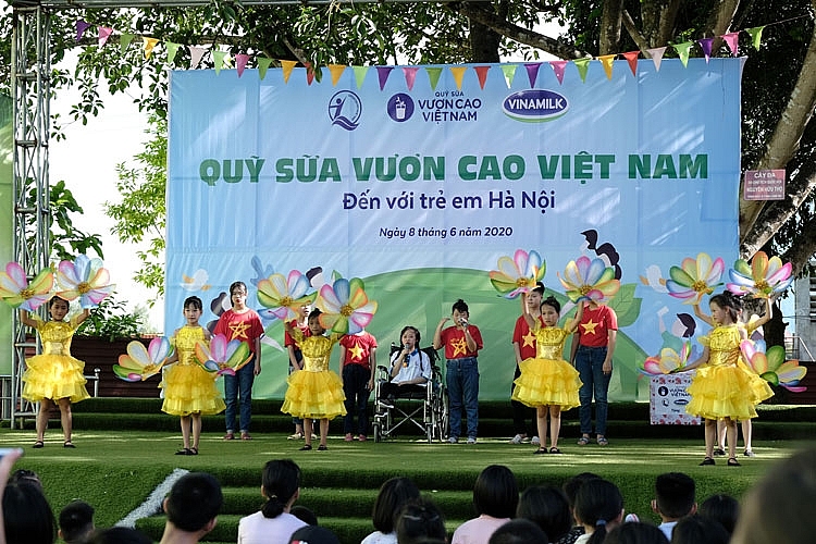 hon 1300 tre em ha noi duoc cham soc dinh duong tu vinamilk va quy sua vuon cao viet nam