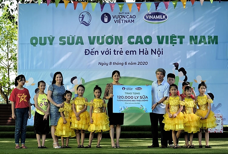 hon 1300 tre em ha noi duoc cham soc dinh duong tu vinamilk va quy sua vuon cao viet nam
