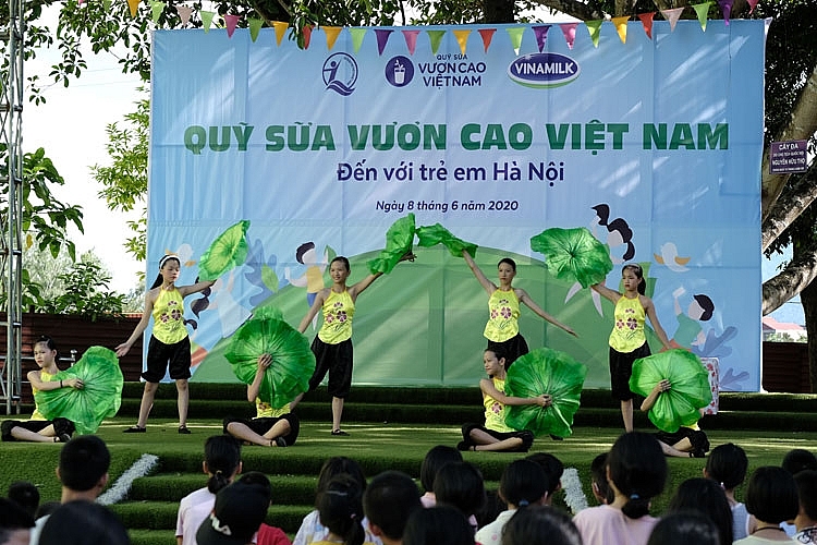 hon 1300 tre em ha noi duoc cham soc dinh duong tu vinamilk va quy sua vuon cao viet nam