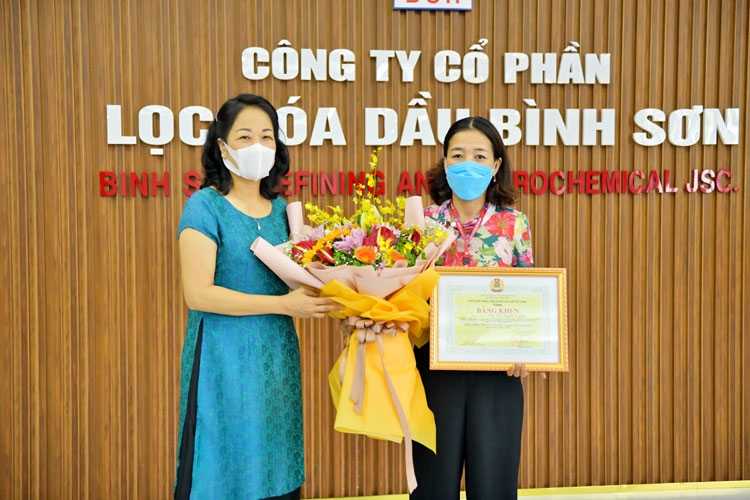 Gia đình chị Đào Thị Thanh Tuyền vinh dự nhận Bằng khen Gia đình CNLĐ Dầu khí tiêu biểu Gia đình chị Đào Thị Thanh Tuyền vinh dự nhận Bằng khen Gia đình CNLĐ Dầu khí tiêu biểu