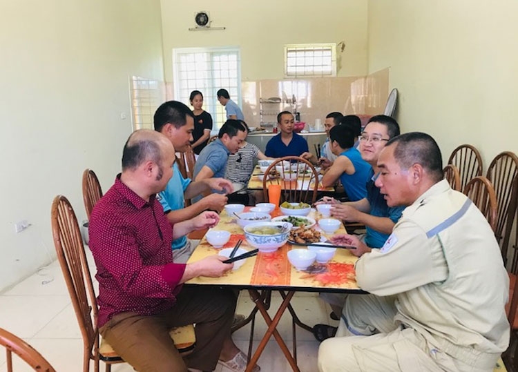 “Lặng lẽ” những người lính truyền tải điện