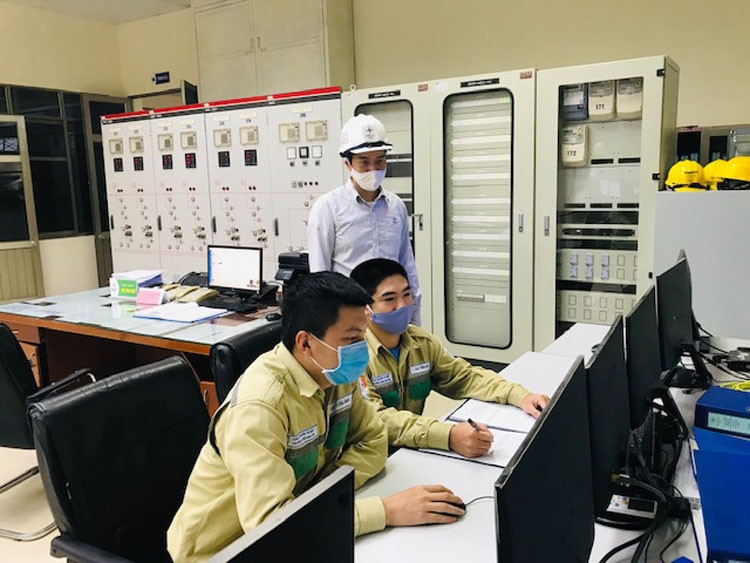 Truyền tải điện Ninh Bình - Đảm bảo vận hành lưới truyền tải điện trong mùa nắng nóng và mưa bão Truyền tải điện Ninh Bình - Đảm bảo vận hành lưới truyền tải điện trong mùa nắng nóng và mưa bão