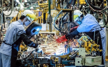 Tái cơ cấu ngành công nghiệp: Hai câu chuyện, một mục đích