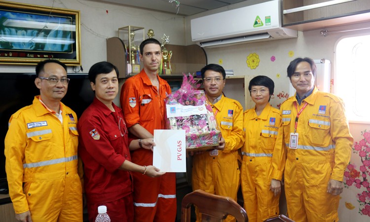 Lãnh đạo Khí Đông Nam bộ chúc mừng Giàn nén khí mỏ Rồng Lãnh đạo Khí Đông Nam bộ chúc mừng Giàn nén khí mỏ Rồng