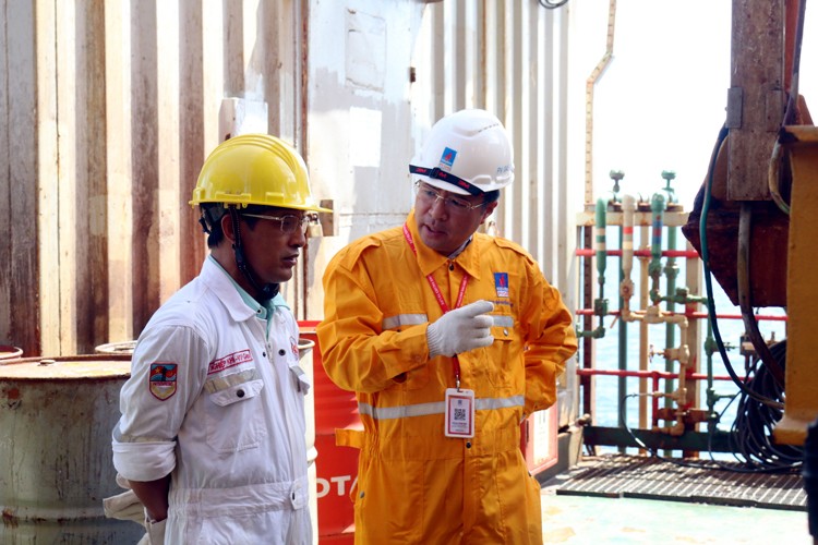 Lãnh đạo Khí Đông Nam bộ chúc mừng Giàn nén khí mỏ Rồng Lãnh đạo Khí Đông Nam bộ chúc mừng Giàn nén khí mỏ Rồng