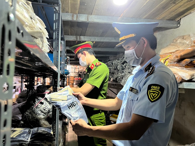 Vận chuyển hàng lậu, hàng cấm qua đường bưu chính: Ngày càng tinh vi Vận chuyển hàng lậu, hàng cấm qua đường bưu chính: Ngày càng tinh vi