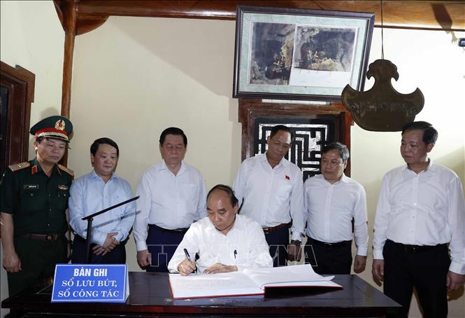 Chủ tịch nước dâng hương tại Đền thờ các Anh hùng liệt sĩ đường 20 Quyết thắng - Ảnh 3. Chủ tịch nước dâng hương tại Đền thờ các Anh hùng liệt sĩ đường 20 Quyết thắng - Ảnh 3.