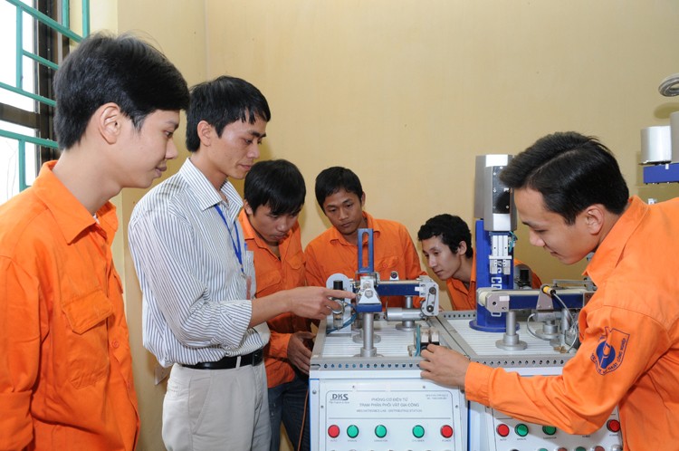 Thu hẹp khoảng cách giữa cơ sở đào tạo và thị trường lao động Thu hẹp khoảng cách giữa cơ sở đào tạo và thị trường lao động