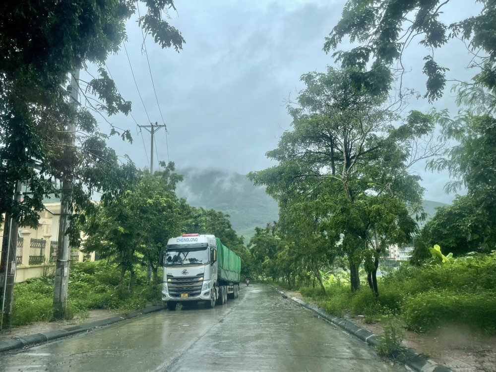 Chiếc xe hiếm hoi nằm chờ đến lượt xuất cảnh qua cửa khẩu Ma Lù Thàng