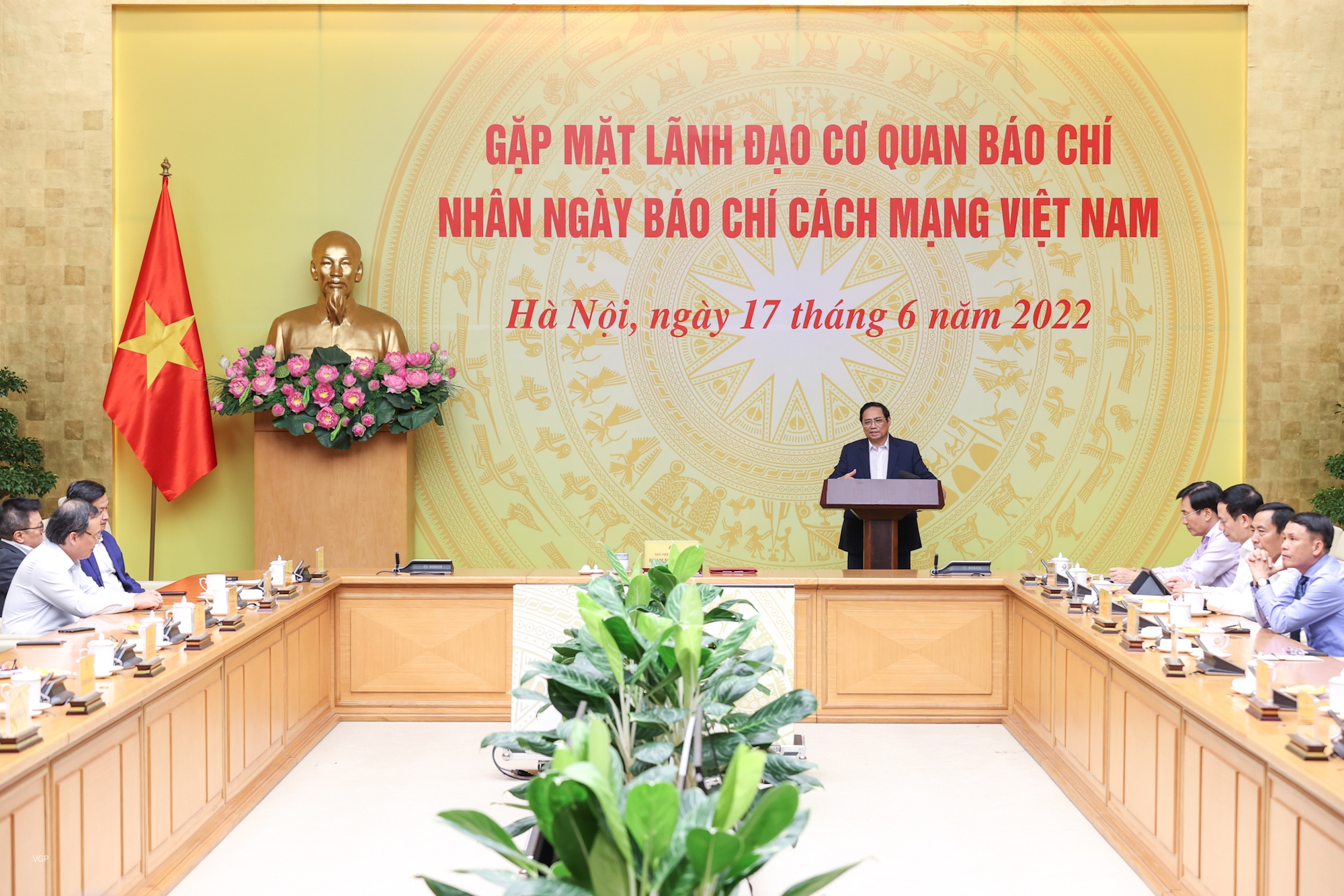 Thủ tướng: Nghiên cứu giải pháp phù hợp để tăng cường tiềm lực của báo chí - Ảnh 2.