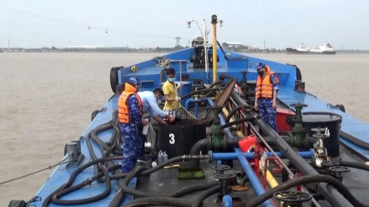 Tạm giữ tàu chở 25.000 lít dầu DO không rõ nguồn gốc Tạm giữ tàu chở 25.000 lít dầu DO không rõ nguồn gốc