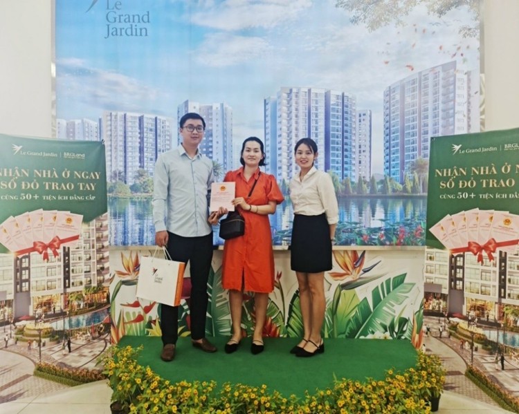 Tổ hợp chung cư Le Grand Jardin tiếp tục bàn giao “sổ đỏ” cho cư dân Tổ hợp chung cư Le Grand Jardin tiếp tục bàn giao “sổ đỏ” cho cư dân