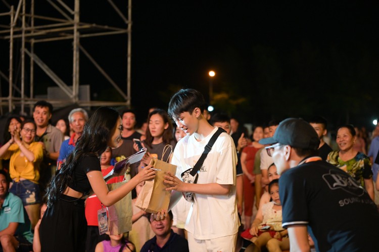 Nồng nhiệt và sâu lắng trong đêm nghệ thuật Sun Fest thứ 9 với chủ đề nhạc Bolero Nồng nhiệt và sâu lắng trong đêm nghệ thuật Sun Fest thứ 9 với chủ đề nhạc Bolero